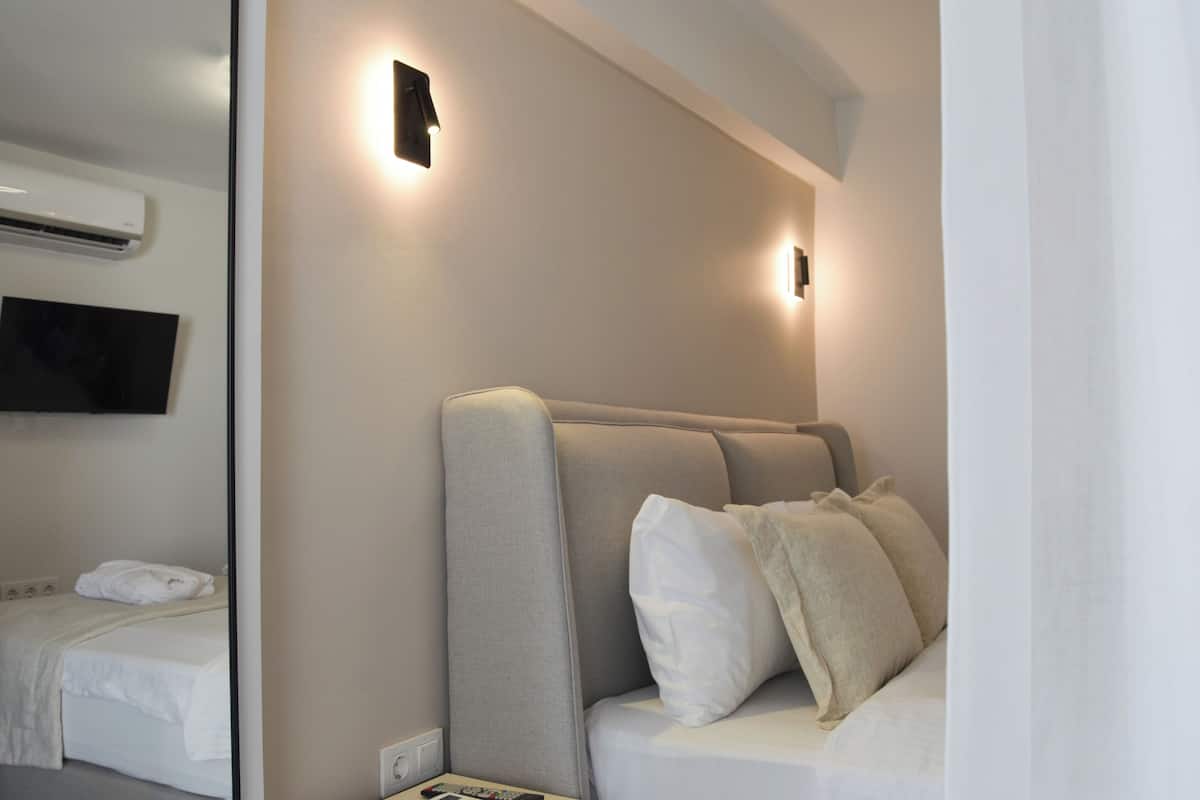 Standard Room, Courtyard View | In-room safe, blackout drapes, iron/ironing board, free WiFi