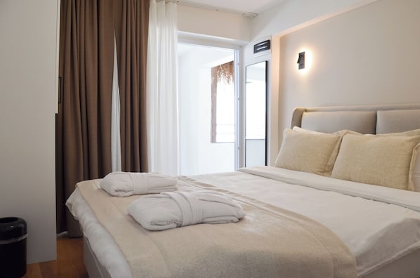 Standard Room, Courtyard View | In-room safe, blackout drapes, iron/ironing board, free WiFi