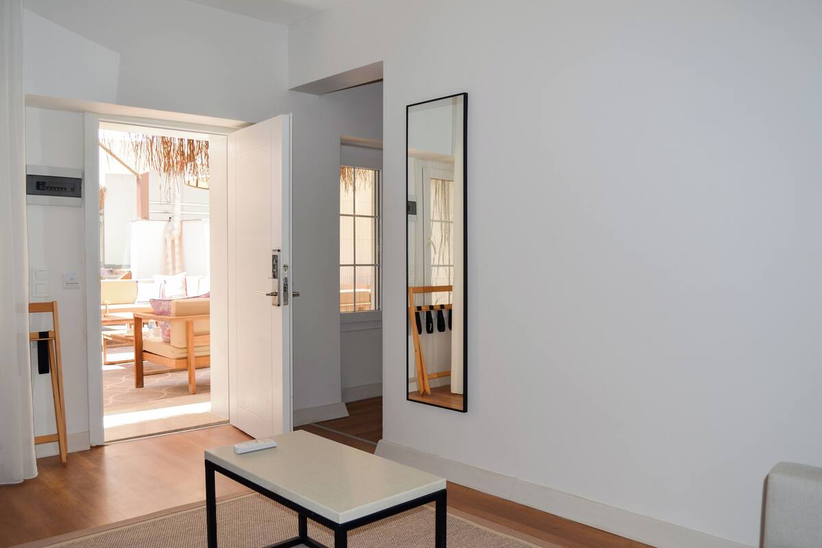 Deluxe Suite, Courtyard View | Premium bedding, down comforters, Select Comfort beds, minibar
