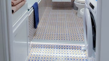 Sèche-cheveux, bidet, serviettes fournies, savon