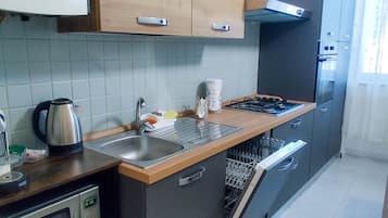 Een koelkast, een magnetron, een oven, een kookplaat