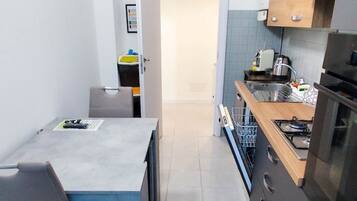 Frigorifero, microonde, forno, piano cottura