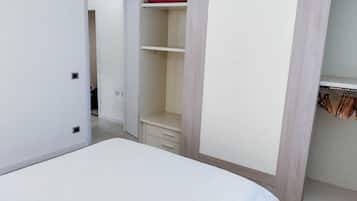 Een strijkplank/strijkijzer, reisbedje, gratis wifi, beddengoed