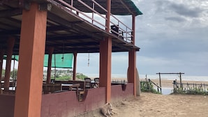 Ein Restaurant am Strand mit Außenplätzen und Meerblick.