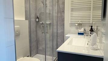 Dusche, Haartrockner, Handtücher, Seife