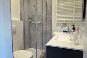 Dusche, Haartrockner, Handtücher, Seife