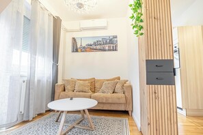 Smart TV - Light-Filled Vienna Studio, Perfect for 2 Guests (Vienna)