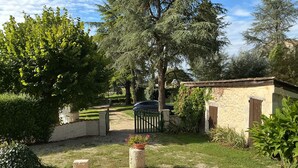 Property grounds - Haven of peace: 8-person gîte with swimming pool in Boisse (Boisse)
