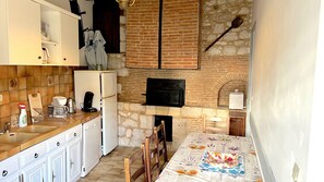Private kitchen - Haven of peace: 8-person gîte with swimming pool in Boisse (Boisse)