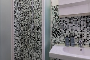 Deluxe Apartment | Bathroom | Shower, hair dryer, bidet, towels - Grossi Turin Lofts by Wonderful Italy (Turin)