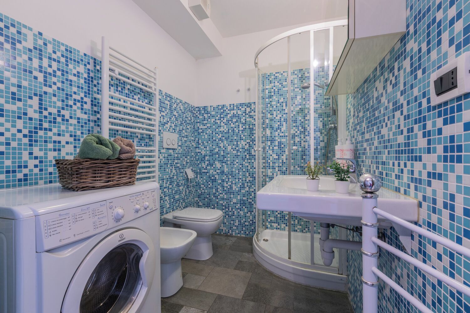 Appartamento Basic | Bagno | Doccia, asciugacapelli, bidet, asciugamani