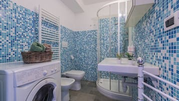 Appartamento Basic | Bagno | Doccia, asciugacapelli, bidet, asciugamani