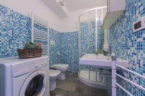 Basic Apartment | Bathroom | Shower, hair dryer, bidet, towels - Grossi Turin Lofts by Wonderful Italy (Turin)