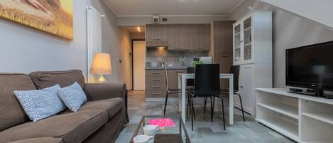 Apartamento básico | Área de estar | TV 30 cm com canais via satélite