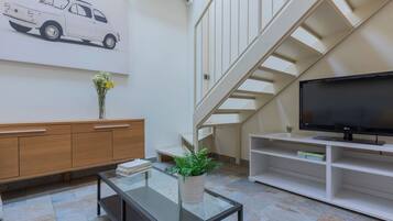 LĂ€genhet Business | Vardagsrum | 30-centimeters tv med satellitkanaler