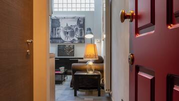 LĂ€genhet Basic | Vardagsrum | 30-centimeters tv med satellitkanaler