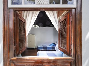 2 bedrooms, iron/ironing board, internet, bed sheets