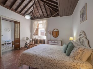 3 habitaciones, tabla de planchar con plancha, wifi y ropa de cama 