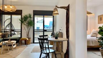 Apartment, Balcony, Sea View | Bahagian dalam