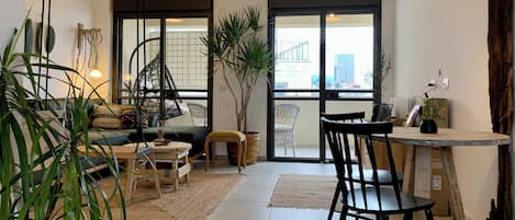 Apartamento, sacada, vista para o mar | Área de estar