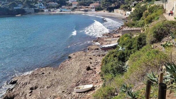 A coastal view with a rocky beach, boats, and a hillside with buildings. - One-bedroom flat sleeps 4 seaside location, residence in Fabrégas, Les Sablettes (La Seyne-sur-Mer)
