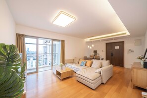 Superior Apartment, 3 Bedrooms, Kitchen, City View | Living room | Smart TV