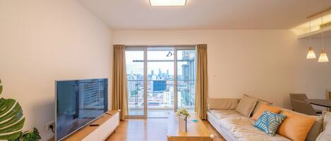 Superior Apartment, 3 Bedrooms, Kitchen, City View | Living room | Smart TV