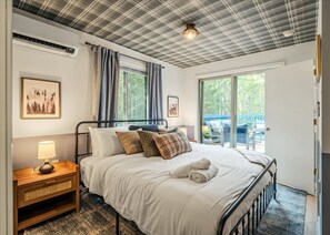 3 bedrooms, desk, iron/ironing board, travel crib - Poconos Pines Escape • Sauna • Hot Tub •Playground (Pocono Lake)