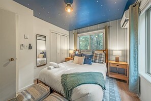 3 bedrooms, desk, iron/ironing board, travel crib