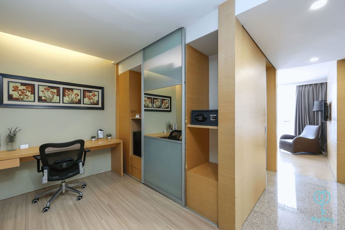 Un espace de bureau moderne comprenant un bureau, une chaise de bureau et des étagères.