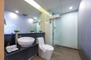 Ducha, toallas, jabón, shampoo
