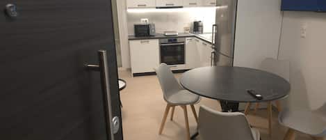 冷蔵庫、電子レンジ、コーヒー / ティーメーカー、ハイチェア