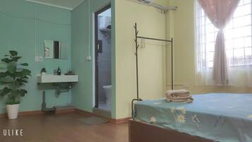 2 bedrooms, iron/ironing board, WiFi