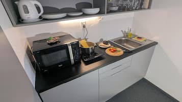 Jääkaappi, mikroaaltouuni, liesi, keittoastiat/astiat/ruokailuvälineet
