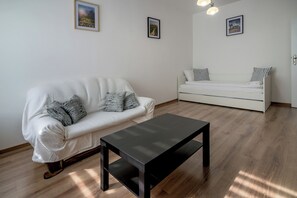Classic Apartment | Living room | Smart TV - RentPlanet - Apartament Kościuszki II (Wrocław)