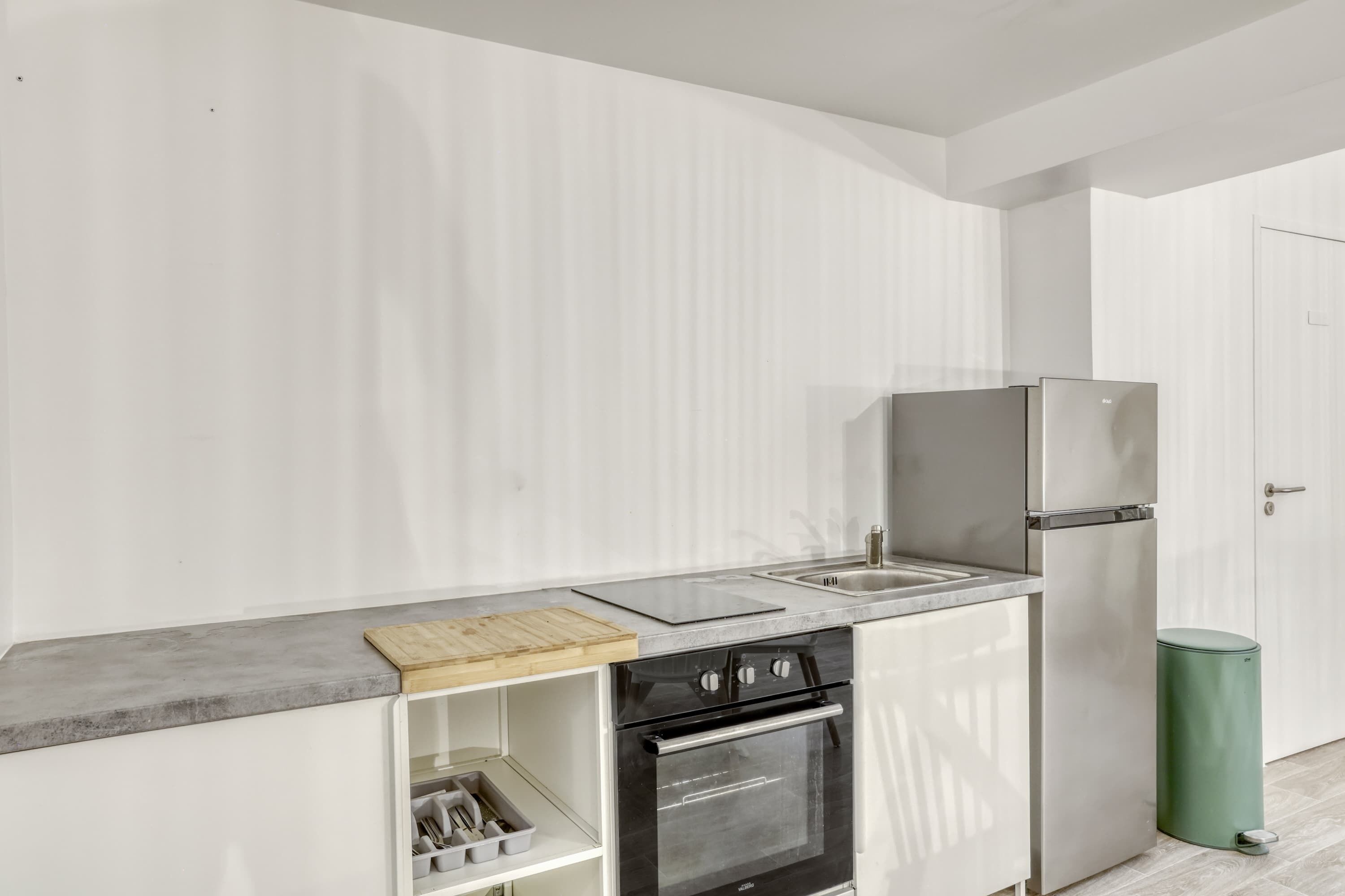 Réfrigérateur, micro-ondes, four, plaque de cuisson