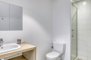 Shower, towels - Grand Loft 45m2 50m Gare Annemasse (Annemasse)