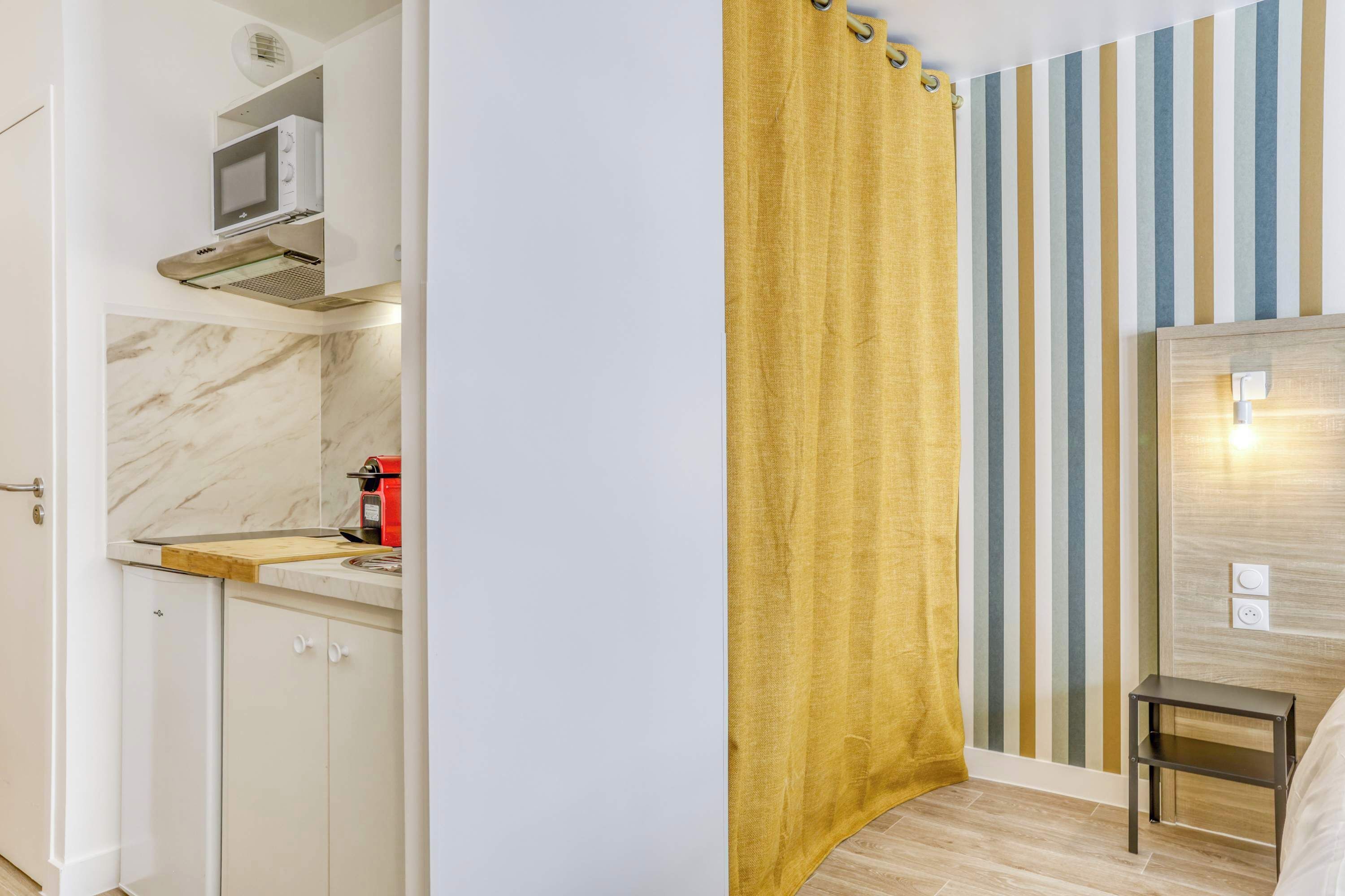 Réfrigérateur, micro-ondes, plaque de cuisson, cafetière/bouilloire