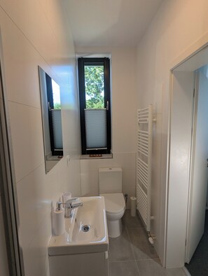 Douche, sèche-cheveux, serviettes fournies, savon