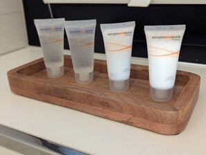 Douche, sèche-cheveux, serviettes fournies, savon