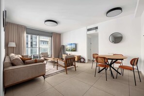 Televisión y oficina 