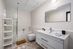 Shower, hair dryer, towels, shampoo