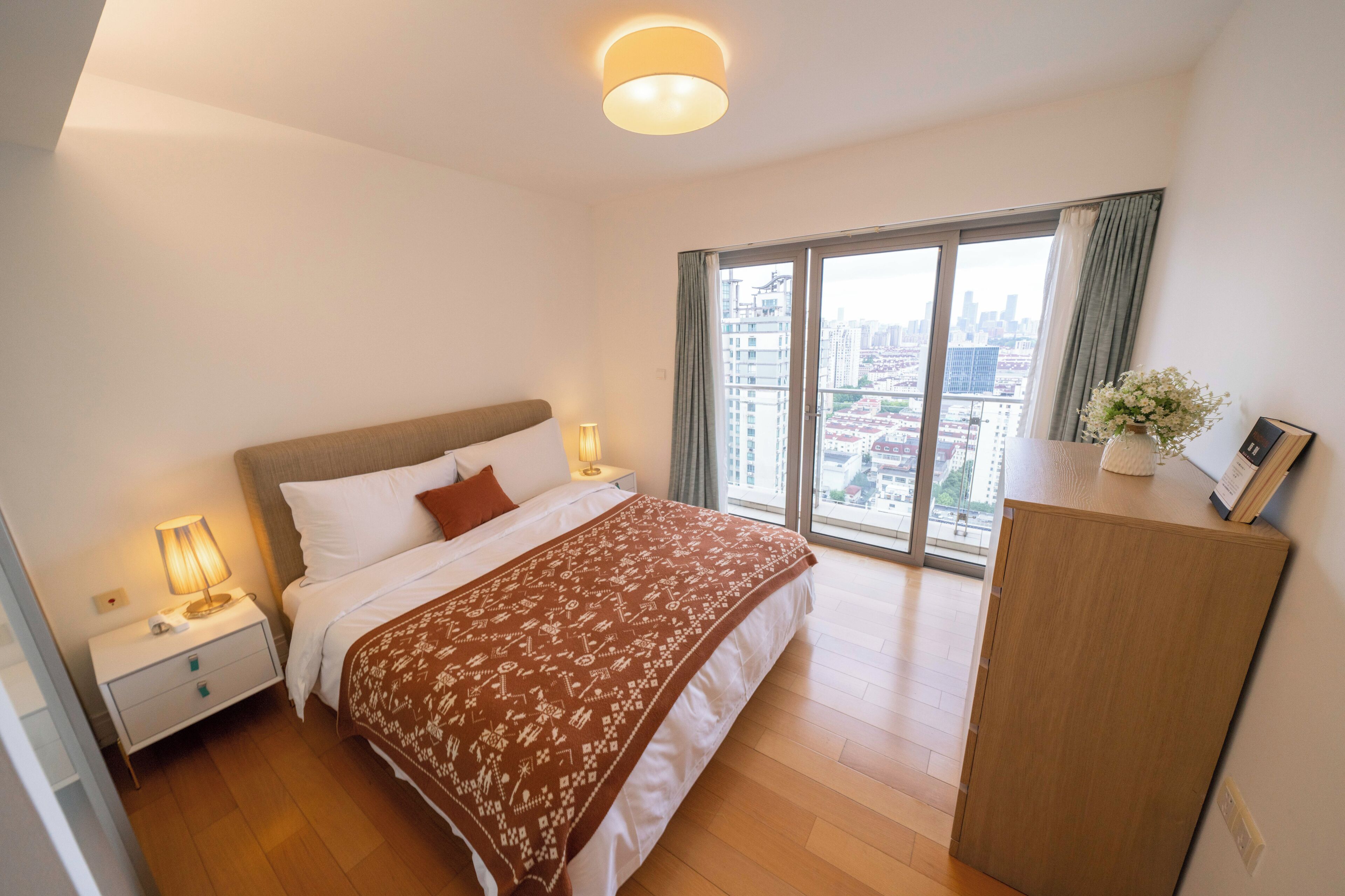 Departamento superior, 3 habitaciones, balcón, vista a la ciudad | Tabla de planchar con plancha y wifi gratis 