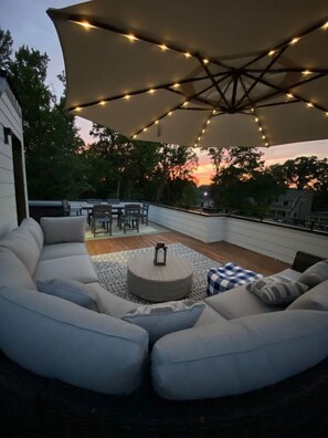 Outdoor dining - On Cloud Durham + 2BR w/ Rooftop Deck (Durham)