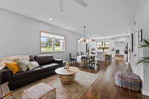 TV - On Cloud Durham + 2BR w/ Rooftop Deck (Durham)