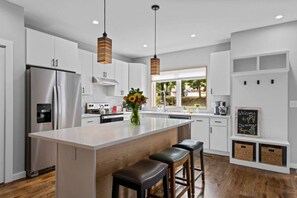 Kjøleskap, mikrobølgeovn, ovn og kokeplater