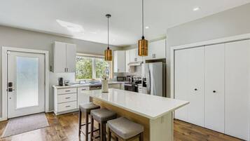 Een koelkast, een magnetron, een oven, een kookplaat