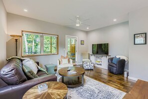 TV - Modern 2BR near Tobacco Trail w/ rooftop deck (Durham)