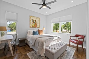 2 bedrooms, desk, iron/ironing board, travel crib - On Cloud Durham + 2BR w/ Rooftop Deck (Durham)