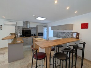 Fridge, microwave, dishwasher - Air-Conditioned Cottage with Garden in Tavers (Tavers)